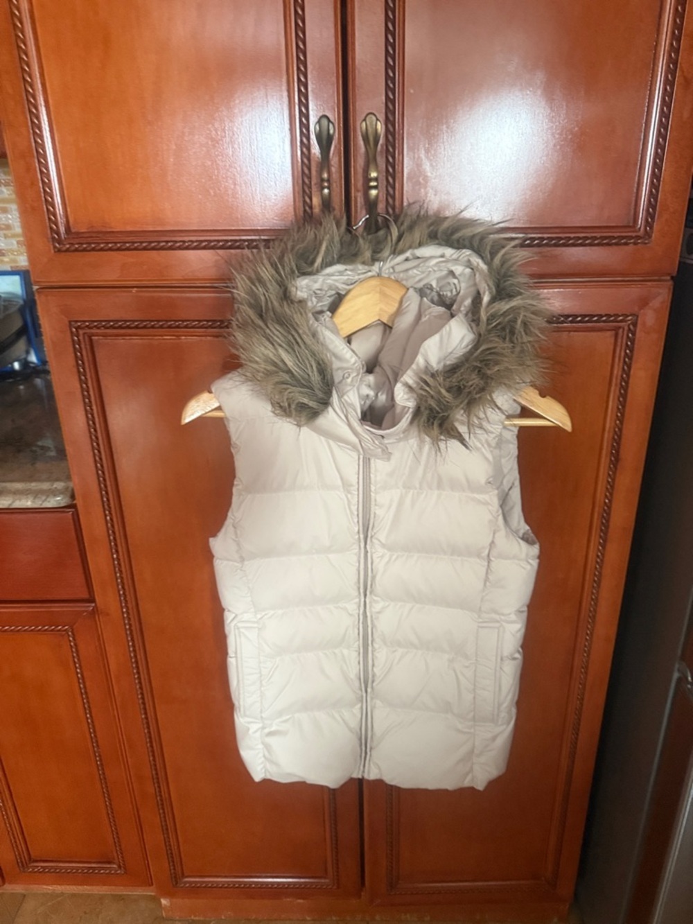 Uniqlo Women's Sleeveless Puffer Vest in Light Beige